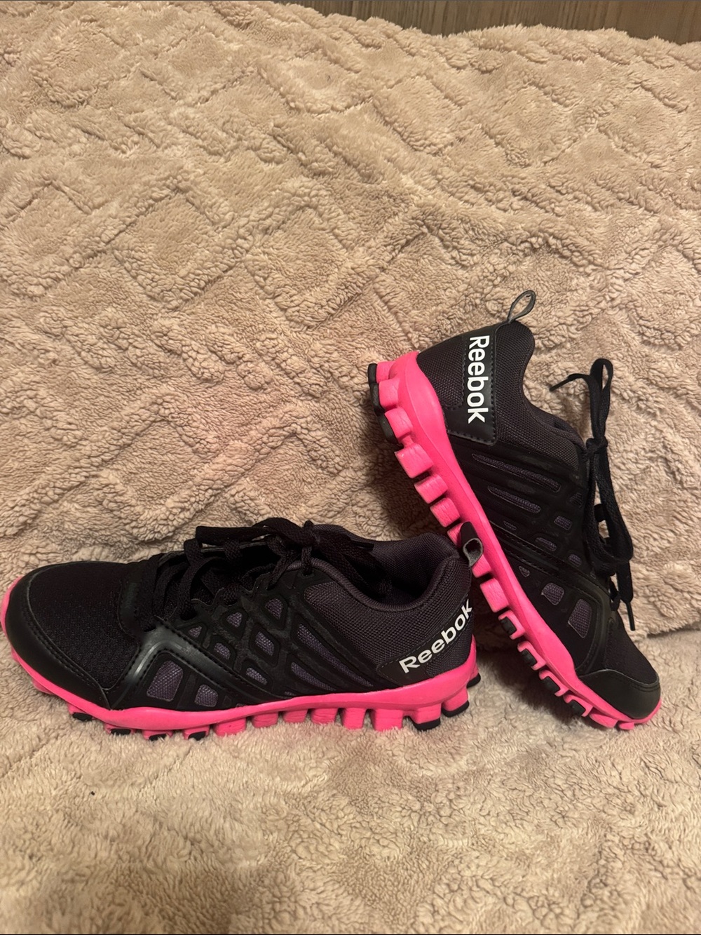 Reebok Women’s Black & Hot Pink Athletic Shoes